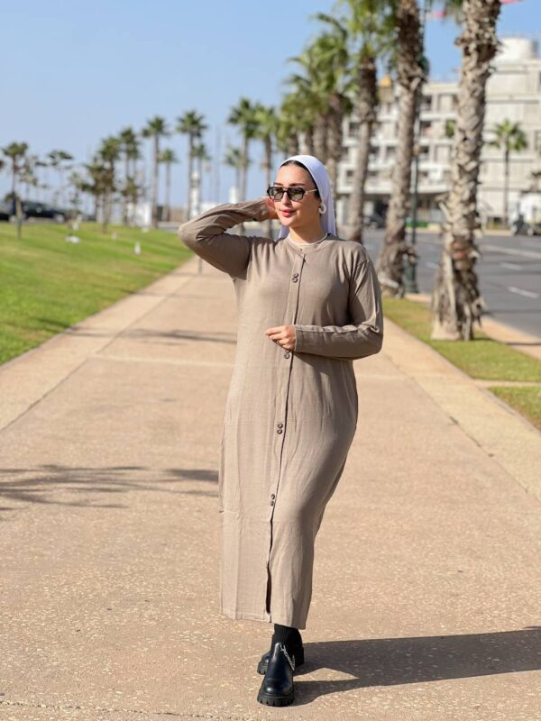 ⁦إطلالة أنيقة بلمسة شرقية عباءة  بتصميم كلاسيكي أنيق⁩ - الصورة ⁦2⁩