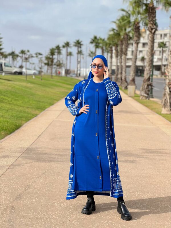 ⁦إطلالة أنيقة بلمسة شرقية عباءة  بتصميم كلاسيكي أنيق⁩ - الصورة ⁦4⁩