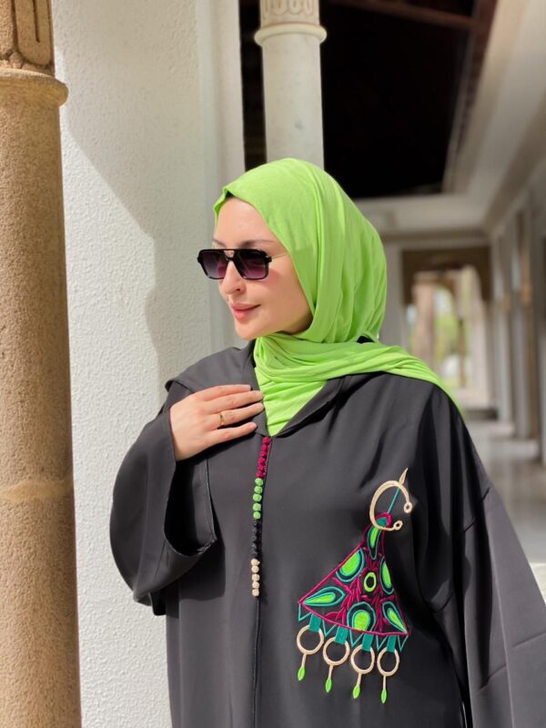 ⁦جلابة بطرزة عصرية  غاية  فالروعة والإتقان 🦋⁩ - الصورة ⁦6⁩