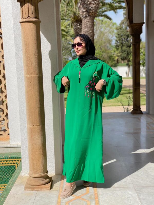 ⁦جلابة بطرزة عصرية  غاية  فالروعة والإتقان 🦋⁩ - الصورة ⁦2⁩