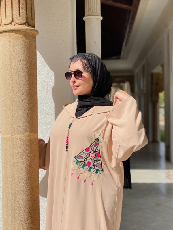 ⁦جلابة بطرزة عصرية  غاية  فالروعة والإتقان 🦋⁩ - الصورة ⁦5⁩