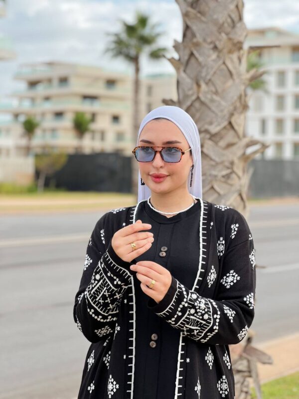 إطلالة أنيقة بلمسة شرقية عباءة  بتصميم كلاسيكي أنيق
