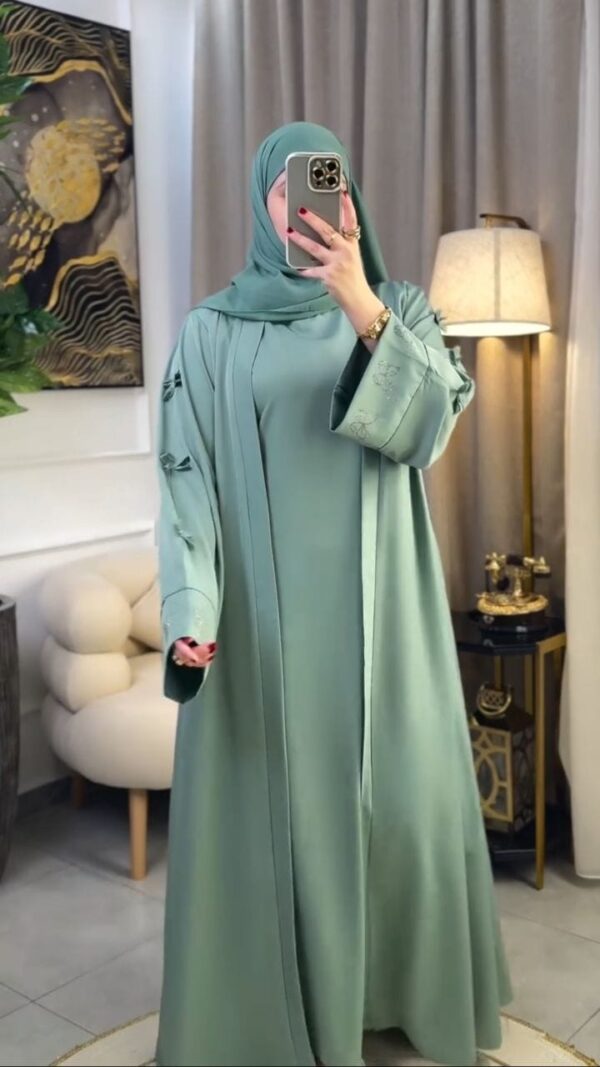 ⁦✨ عباية أنيقة بقطعتين بلون موف راقٍ وتصميم عصري! ✨⁩ - الصورة ⁦5⁩