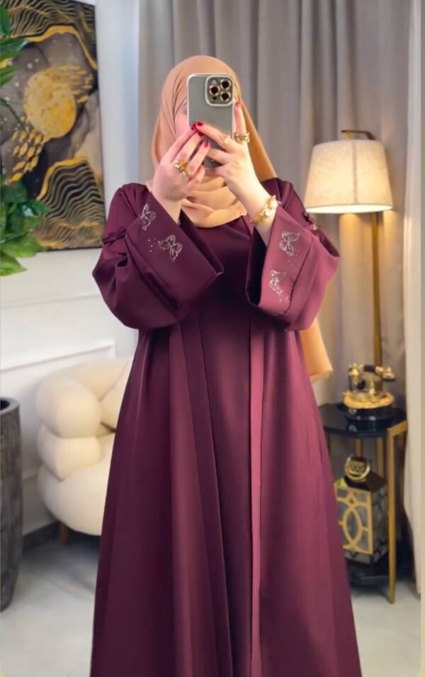 ⁦✨ عباية أنيقة بقطعتين بلون موف راقٍ وتصميم عصري! ✨⁩ - الصورة ⁦3⁩