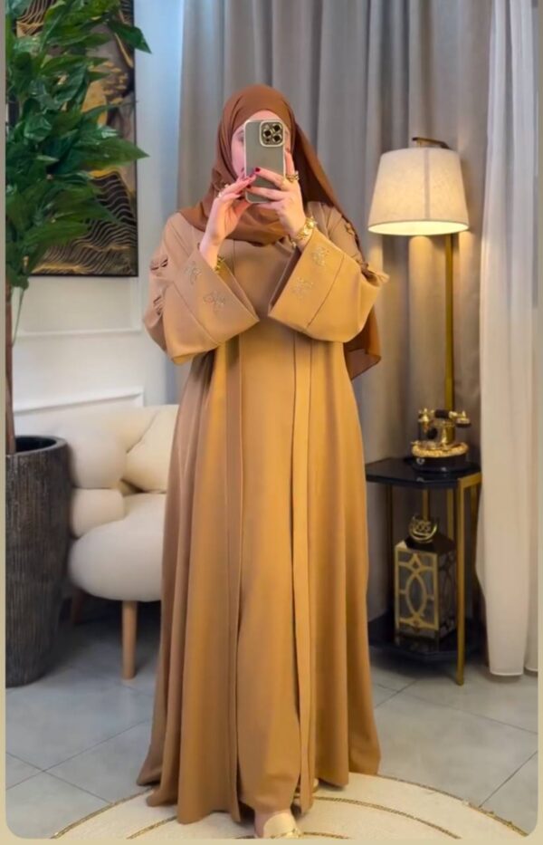 ⁦✨ عباية أنيقة بقطعتين بلون موف راقٍ وتصميم عصري! ✨⁩ - الصورة ⁦2⁩