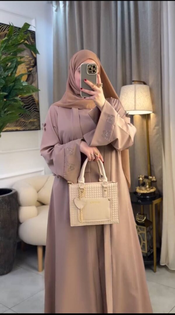 ⁦✨ عباية أنيقة بقطعتين بلون موف راقٍ وتصميم عصري! ✨⁩ - الصورة ⁦8⁩